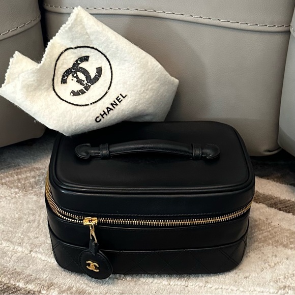 CHANEL VANITY CASE VINTAGE BLACK LEATHER GOLD HARDWARE WITH DUST BAG - Picture 1 of 15